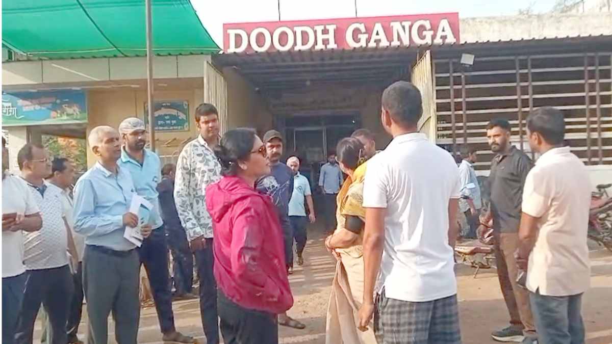 दूध गंगा में गंदगी का काला सच! मिठाइयों में रेंगती मिली चींटियां, कलेक्टर ने मौके पर ही लगवाया ताला