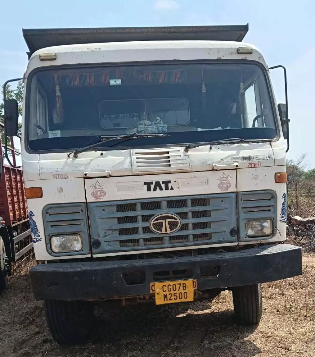 जमीन के नीचे छिपा काला खेल… अचानक छापे में खुला राज, हाईवा और जेसीबी जब्त