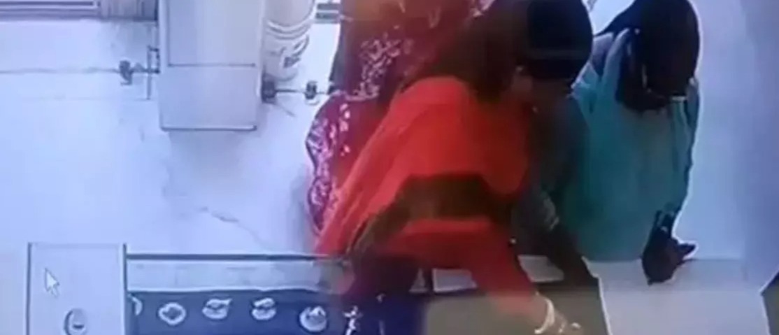 दोपहर में आईं 3 महिलाएं, 5 मिनट में उड़ाए लाखों के जेवर, CCTV में कैद हुई खौफनाक चालाकी