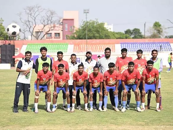 जहां कभी गूंजती थीं गोलियों की आवाज… वहीं अब बन रहे फुटबॉल के सितारे, बस्तर के जंगलों से निकली चौंकाने वाली कहानी जहां कभी गूंजती थीं गोलियों की आवाज… वहीं अब बन रहे फुटबॉल के सितारे, बस्तर के जंगलों से निकली चौंकाने वाली कहानी