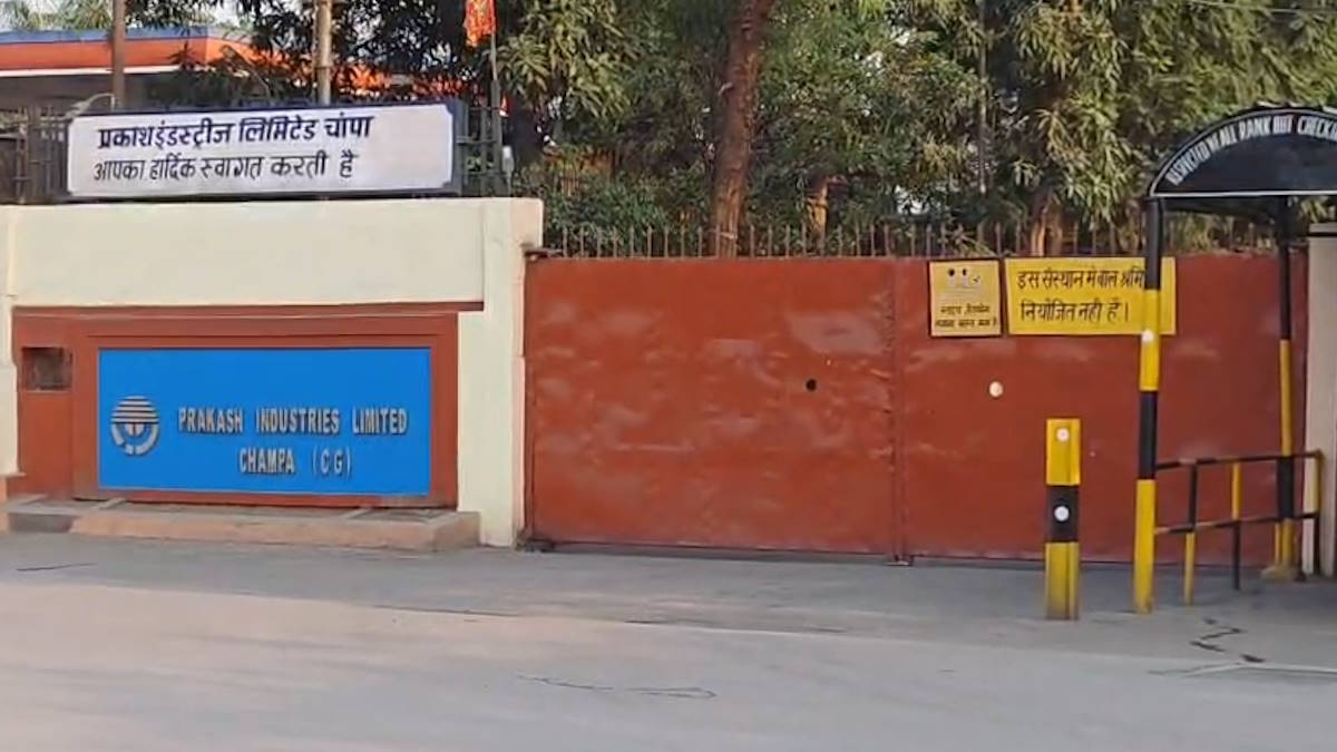 BREAKING: फर्नेस फटा और बहने लगा आग जैसा लावा, प्लांट के अंदर मचा हड़कंप, बाल-बाल बचे कर्मचारी