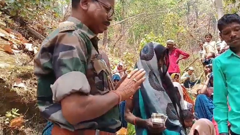 महुआ बीनने गया और मौत से हो गया सामना, जंगल में अचानक आया हाथी, पलों में उजड़ गया परिवार