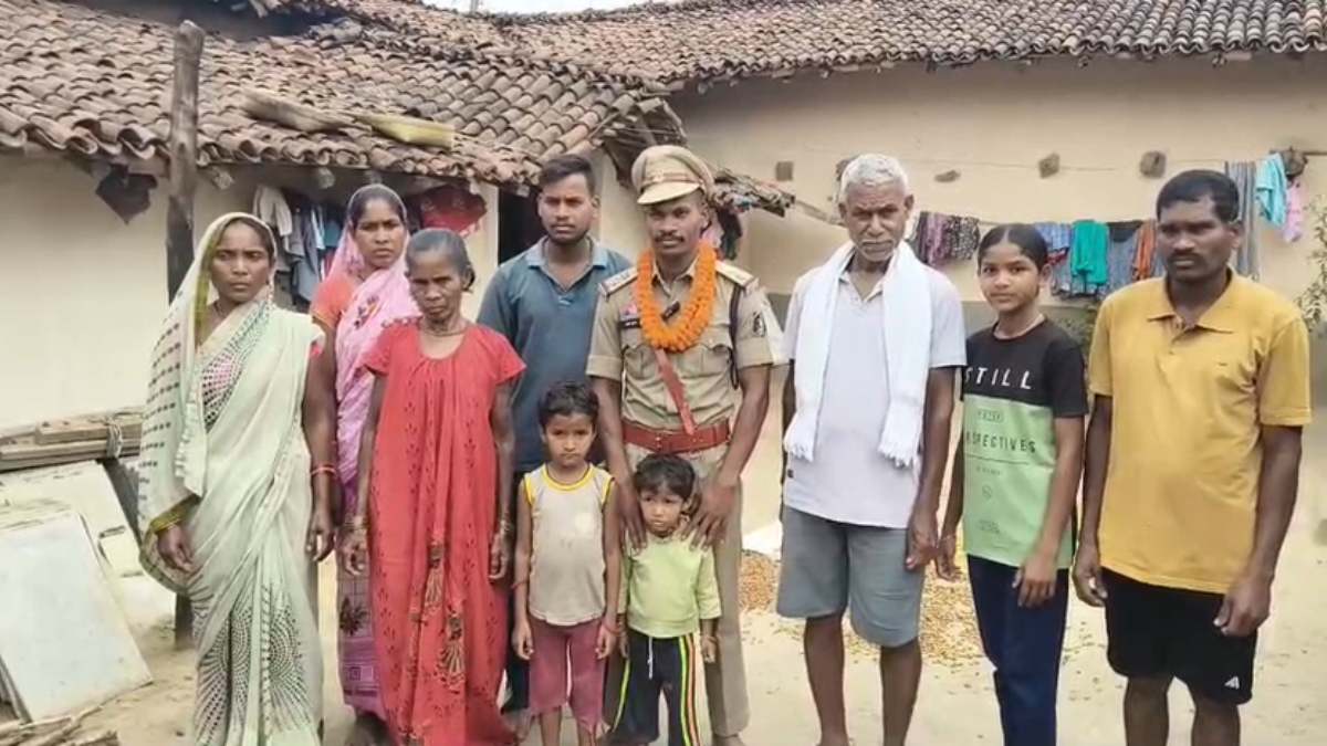 कभी बम और गोलियों के साए में जीता था गांव, आज उसी मिट्टी से निकला बेटा बना पुलिस अफसर