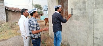 राज्यसभा सांसद के पार्टी बदलते ही सड़कों पर उतरे कार्यकर्ता—नारेबाजी, दीवारों पर आपत्तिजनक लिखावट से गरमाया माहौल