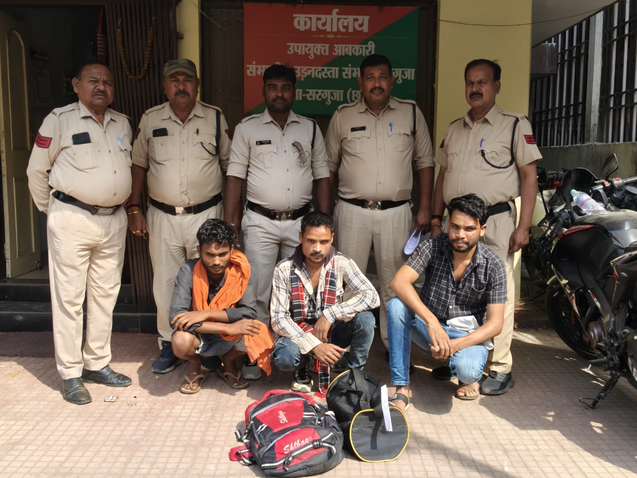 सरगुजा में आबकारी उड़नदस्ता की बड़ी कार्रवाई, 3 नशा तस्कर गिरफ्तार; 1704 कैप्सूल और 100 इंजेक्शन जब्त