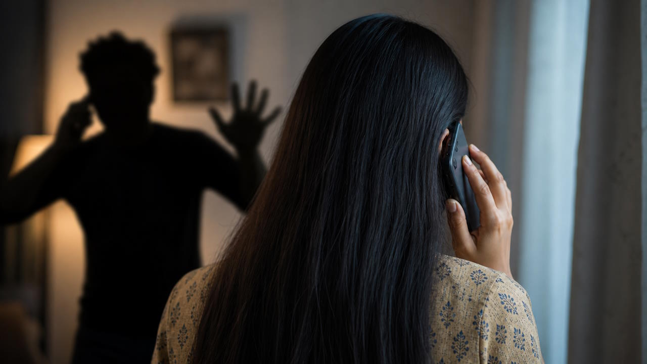 आधी रात के कॉल से शुरू हुआ खौफनाक खेल, WhatsApp पर न्यूड तस्वीरें… नवविवाहिता की जिंदगी में घुसा अनजान दरिंदा