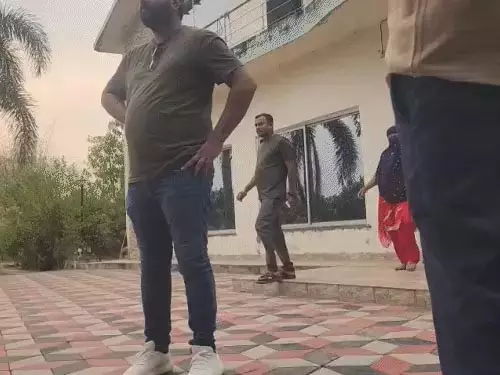रिसॉर्ट में रंगे हाथ पकड़ी गई पत्नी! बीजेपी नेता के साथ रिश्ते का खुलासा, बच्चों को जहर देने की धमकी से मचा हड़कंप