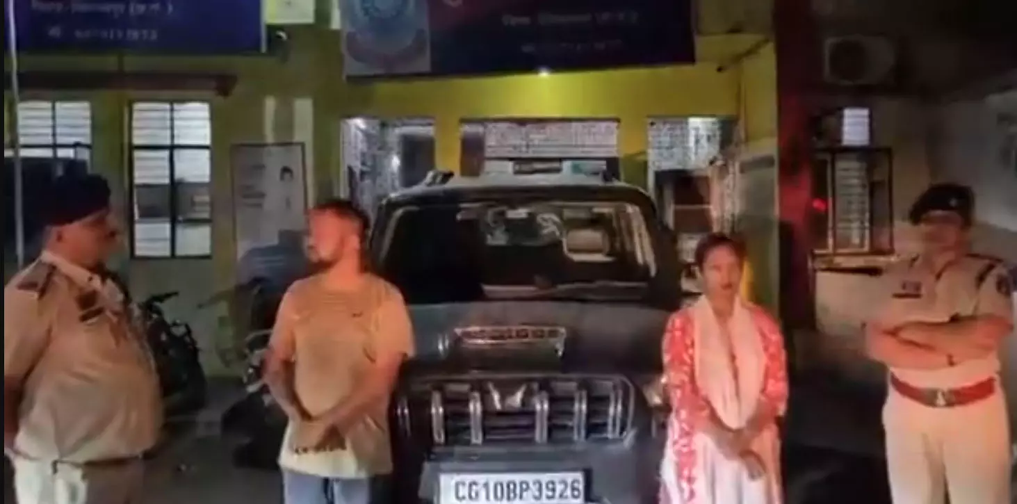 हाईवे बना बर्थडे पार्टी का अड्डा! बीच सड़क आतिशबाजी कर रही थी युवती, फिर जो हुआ उसने सबको चौंका दिया