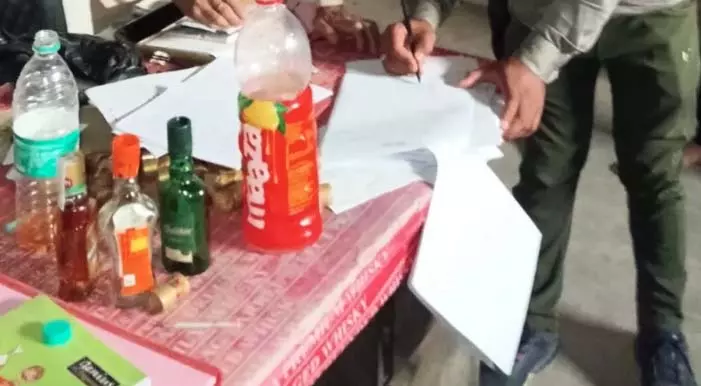 शराब की बोतल में चल रहा था बड़ा खेल! दारू में पानी मिलाते रंगे हाथ पकड़े गए कर्मचारी, छापे में खुला चौंकाने वाला राज