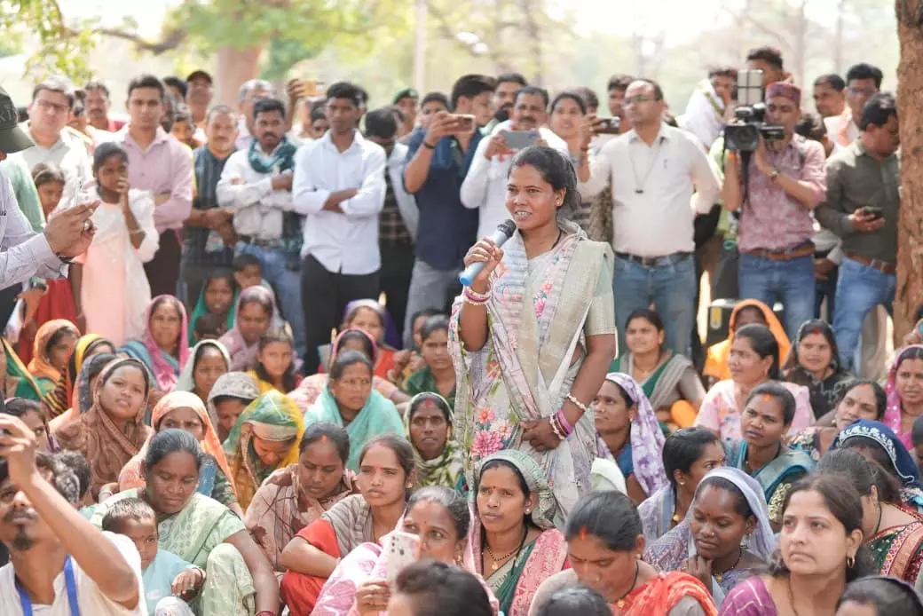 आम के पेड़ के नीचे ऐसा क्या बोले CM साय कि गांव की महिलाएं अब ‘करोड़पति’ बनने का सपना देखने लगीं? सुशासन तिहार में बदली किस्मत की कहानी…