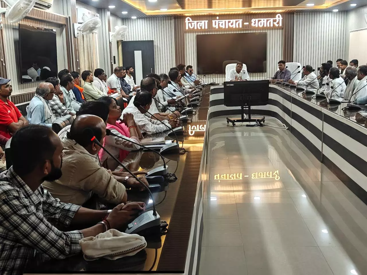 खरीफ सीजन से पहले प्रशासन अलर्ट! किसानों को समय पर मिलेगा खाद, कालाबाजारी करने वालों पर होगी सख्त कार्रवाई