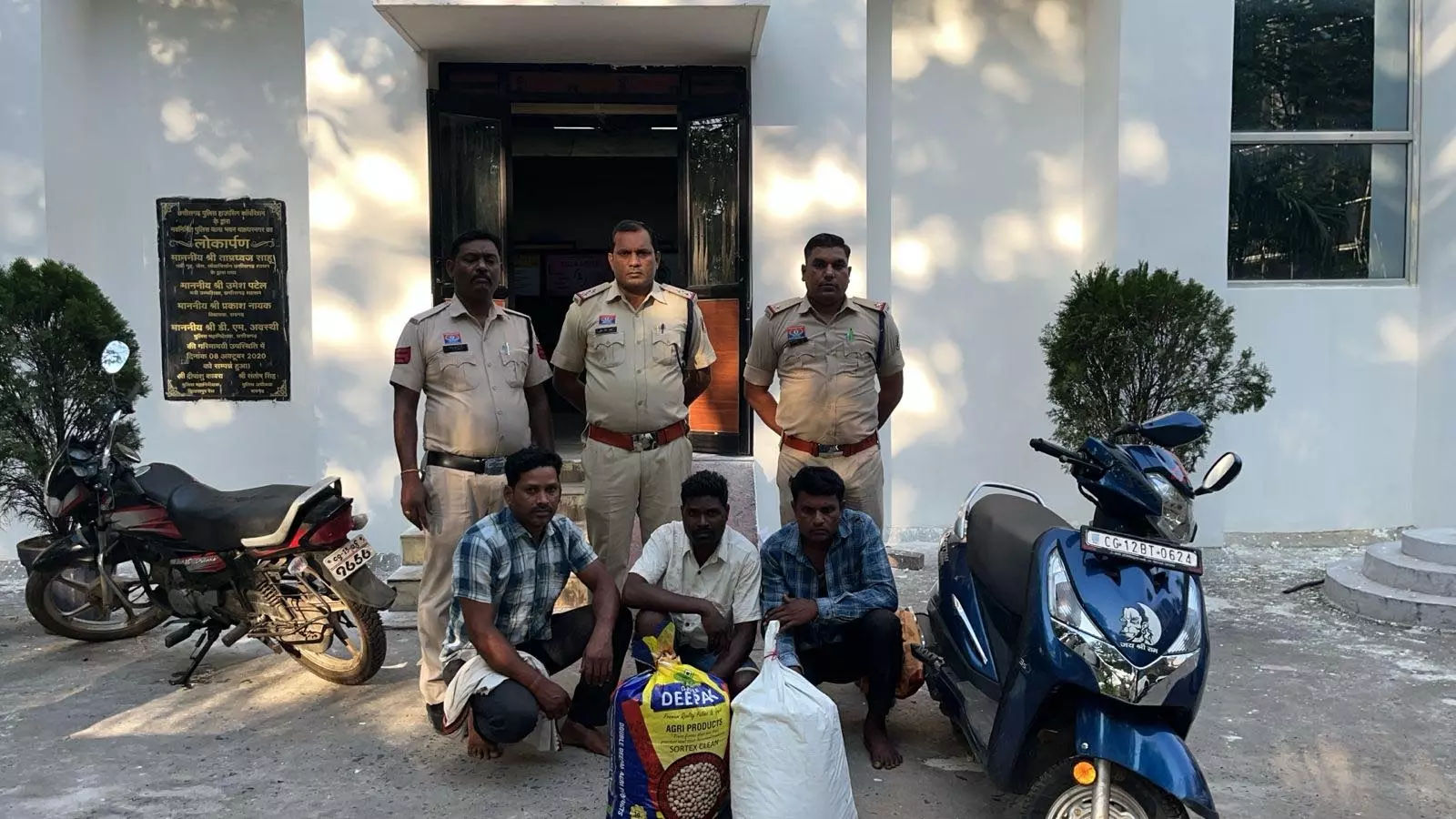 “सामने से गुजरती स्कूटी बनी ‘ड्रग रूट’ का खुलासा! 18 किलो गांजा, मोबाइल और तीन तस्कर—नाकाबंदी में खुला पूरा खेल…”