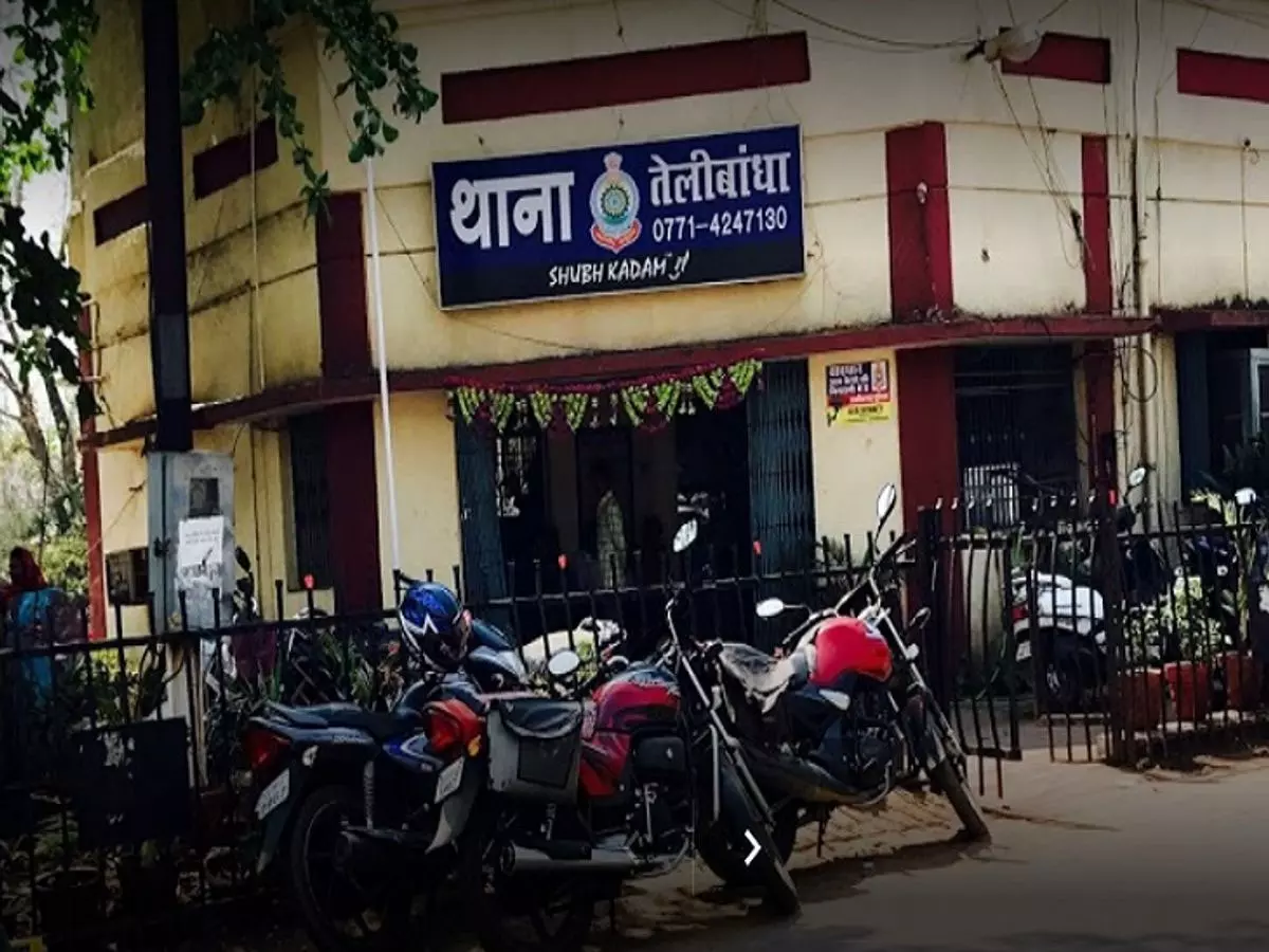 पारिवारिक विवाद में ‘पत्रकार’ बनकर बिछाया जाल! सबूतों से भरा मोबाइल लेकर फरार हुए युवक, अधिकारी ने दर्ज कराई शिकायत पारिवारिक विवाद में ‘पत्रकार’ बनकर बिछाया जाल! सबूतों से भरा मोबाइल लेकर फरार हुए युवक, अधिकारी ने दर्ज कराई शिकायत