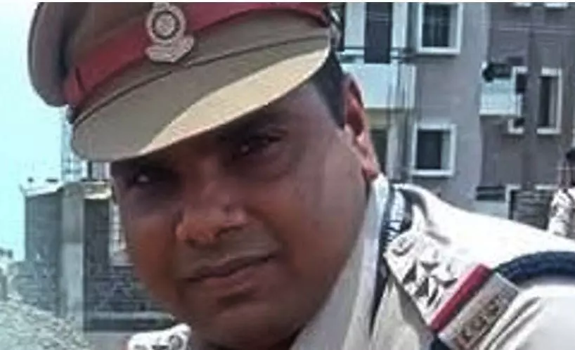 शराब माफिया से ‘सेटिंग’ का आरोप! छापे के दौरान कोचिया से एकांत में हुई बातचीत, थाना प्रभारी सस्पेंड शराब माफिया से ‘सेटिंग’ का आरोप! छापे के दौरान कोचिया से एकांत में हुई बातचीत, थाना प्रभारी सस्पेंड