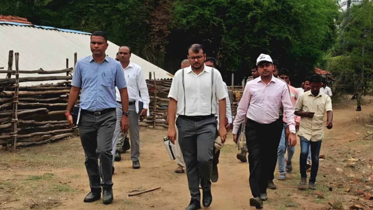 बदलते बस्तर की नई कहानी! पहली बार मोटरसाइकिल से पहुंचे कलेक्टर, कभी नक्सलियों के गढ़ रहे गांवों में मिली विकास की दस्तक