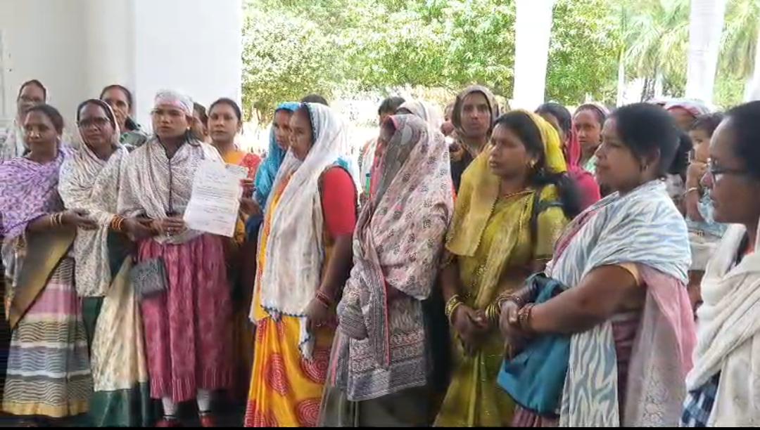 हमें पैसे नहीं, गांव में शांति चाहिए! शराब दुकान पर भड़कीं महिलाएं, कलेक्ट्रेट में जमकर हुआ हंगामा