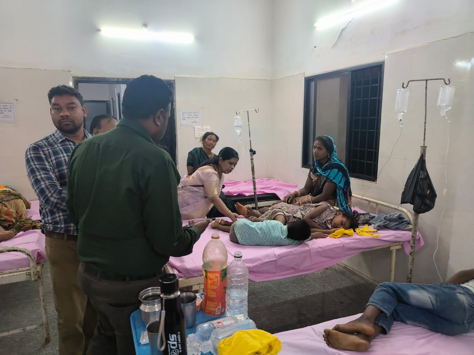 मौत बन गया सामूहिक भोज! खाना खाते ही गांव में मची चीख-पुकार, महिला की गई जान, 17 लोग अस्पताल में भर्ती
