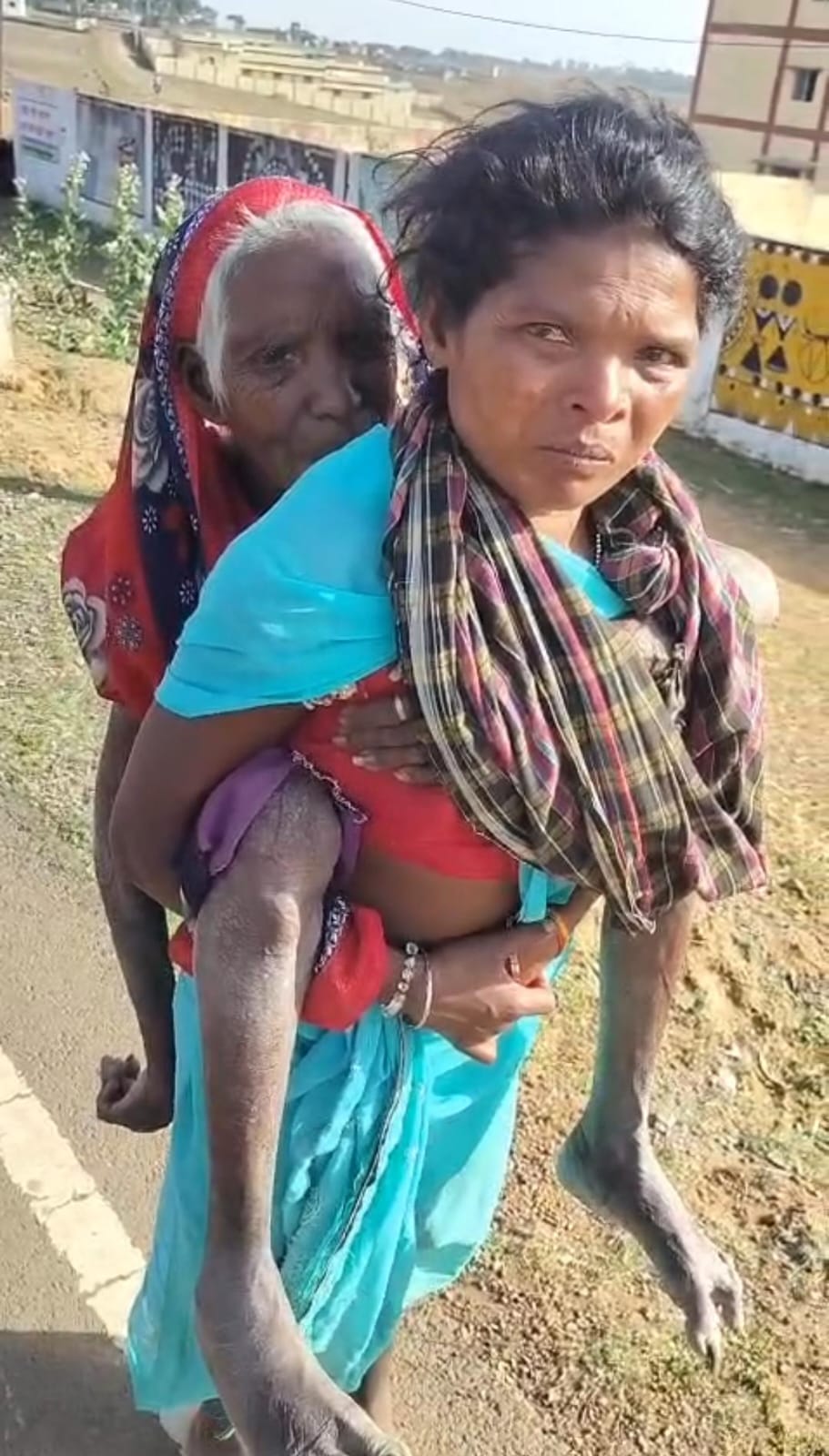 सरगुजा में सरकारी सिस्टम की खुली पोल, भीषण गर्मी में बुजुर्ग मां को ढोकर बैंक पहुंची बहू…