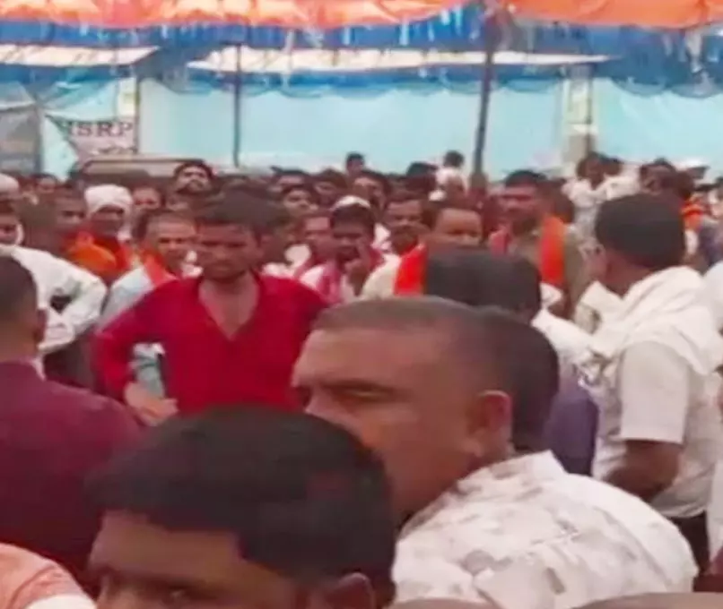 सुशासन तिहार में खूनी बवाल! मंच के सामने सरपंच पर चाकू से हमला, शिविर में मची चीख-पुकार