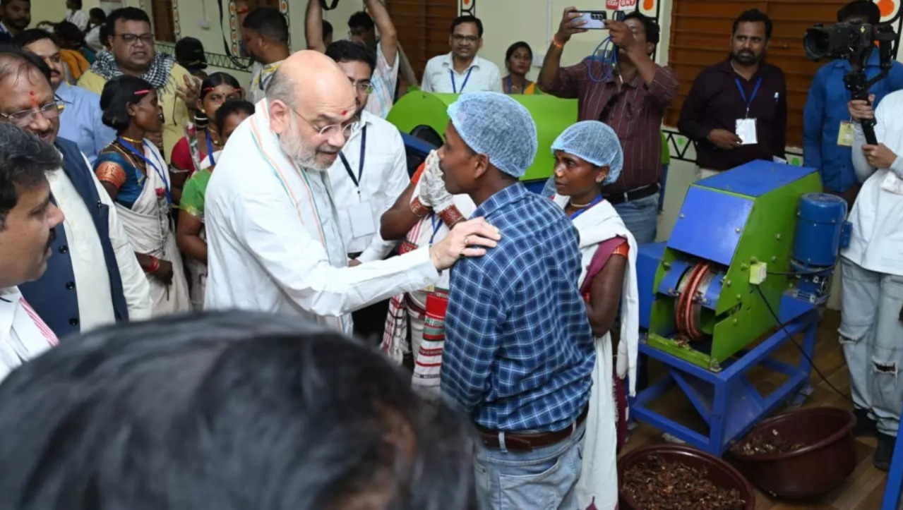 कभी गोलियों से गूंजता था इलाका, अब वहीं अमित शाह ने चखी बस्तर की ‘मीठी इमली’! नेतानार कैंप में दिखा बदला हुआ बस्तर