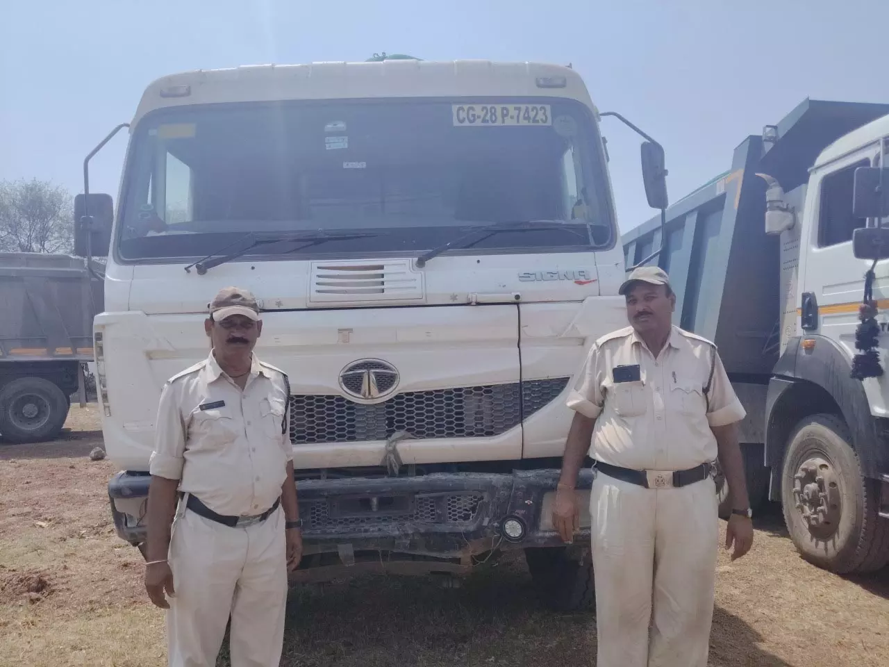 बिना दस्तावेज सड़कों पर दौड़ रहे 3 हाईवा जब्त, प्रशासन की कार्रवाई से मचा हड़कंप
