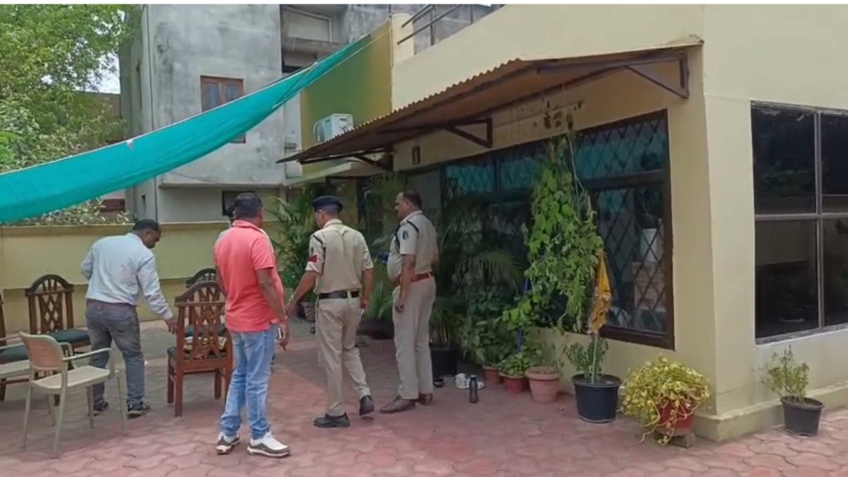सूना घर बना चोरों का निशाना, ताला टूटा और अलमारी साफ… रात 2 बजे लौटा परिवार तो उड़ गए होश