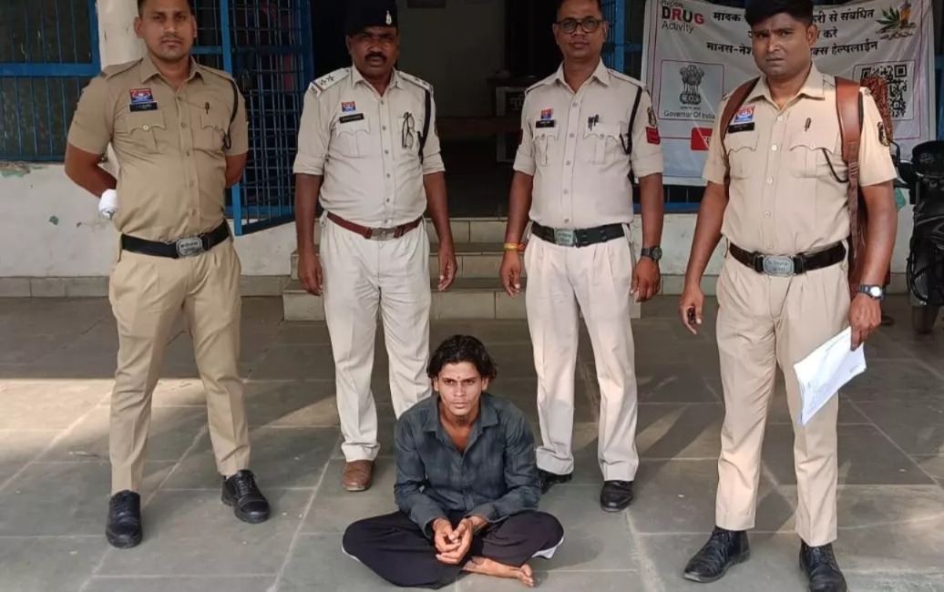 तलवार लेकर पड़ोसी के घर में घुसा युवक! बोलेरो-बाइक पर बरसाए वार, जान बचाकर भागा परिवार