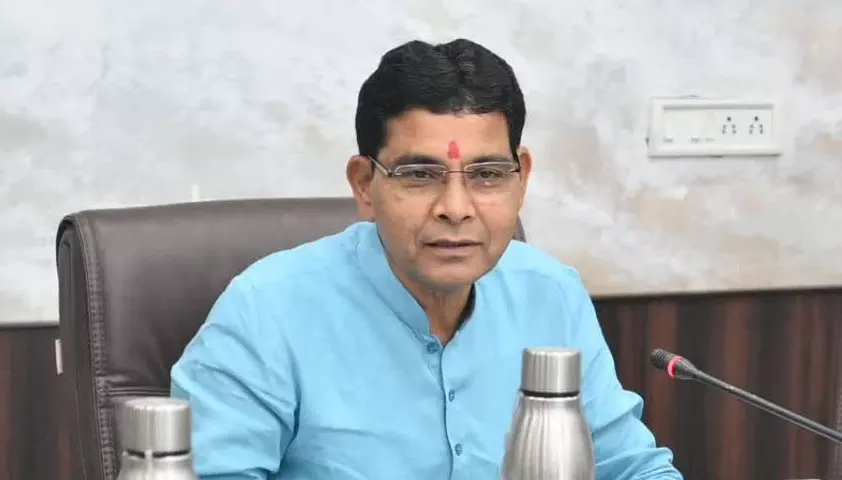 पायलट गाड़ियों का काफिला छोड़ मंत्री टंकराम वर्मा ने दिया बड़ा संदेश