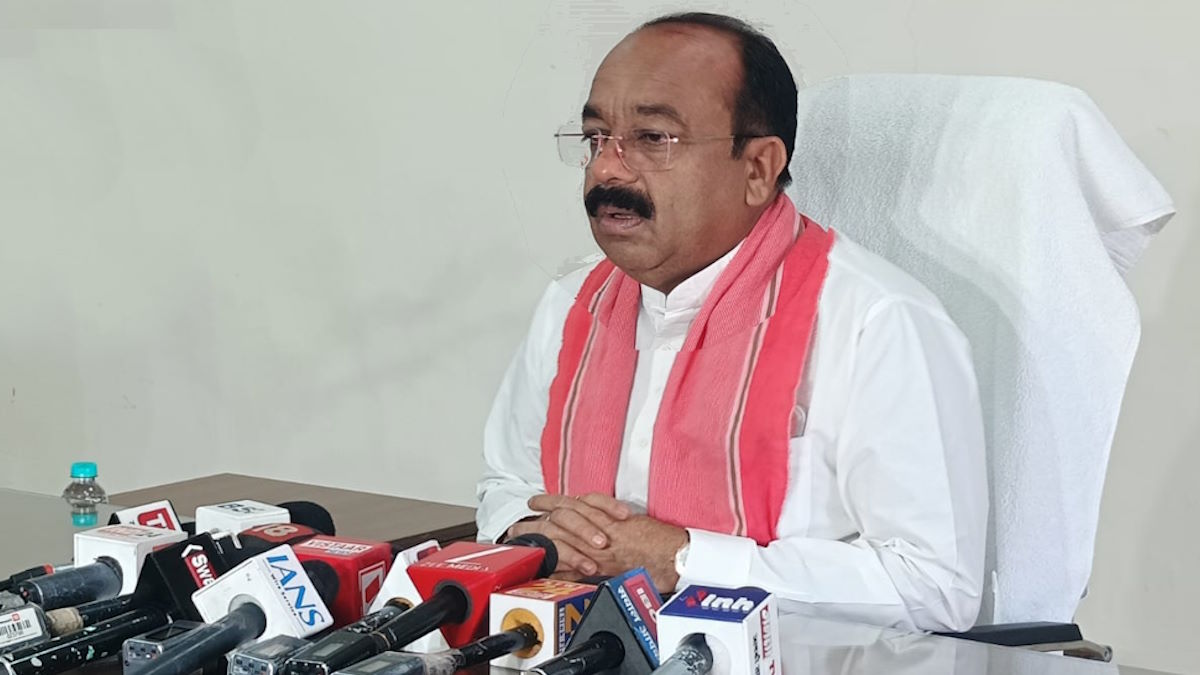 चुनाव से पहले सियासी जंग तेज… डिप्टी सीएम का बड़ा हमला, बोले- खत्म होने की कगार पर कांग्रेस, ‘अर्बन नक्सल’ जैसी हरकतों का आरोप