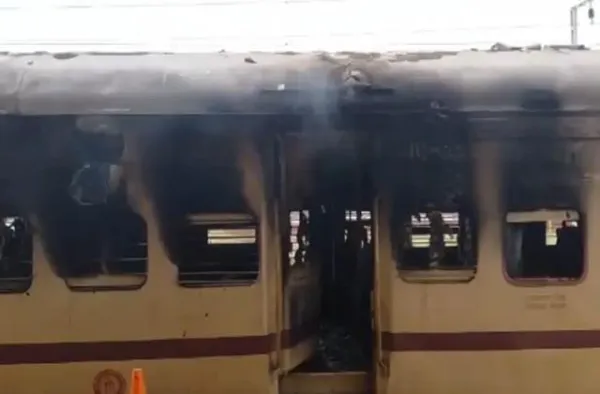The Burning Train:  स्टेशन पर अचानक आग का गोला बनी पटना पैसेंजर, यात्रियों में मची चीख-पुकार