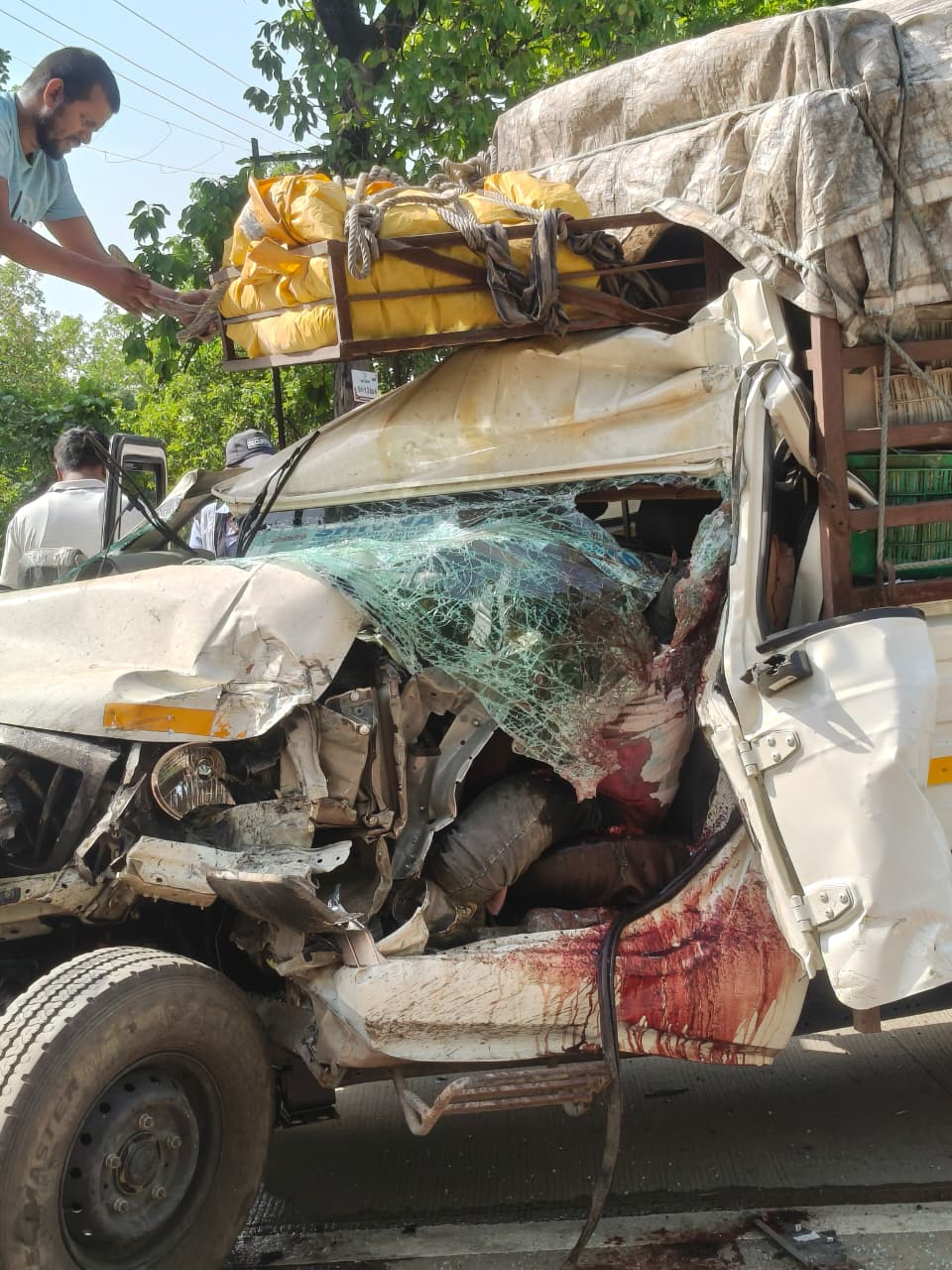 NH-130 पर मौत का तांडव! खड़ी ट्राला में घुसी तेज रफ्तार पिकअप, केबिन में फंसे क्लीनर की दर्दनाक मौत