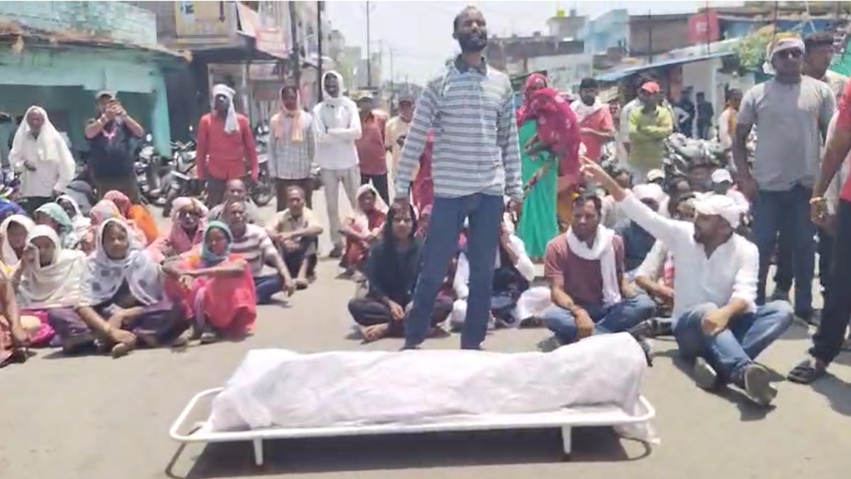 सरगुजा: ड्यूटी पर गई थी जिंदा, लौटी लाश बनकर… मशीन में फंसी चुन्नी और फिर मचा बवाल, सड़क पर रख दिया शव