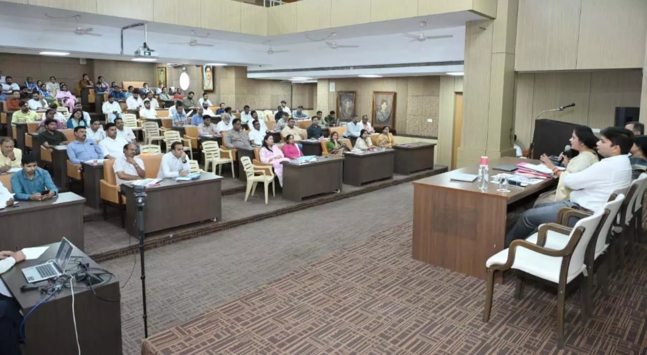 स्वच्छ सर्वेक्षण 2026 से पहले नगर निगम अलर्ट, महापौर की दो टूक—सड़कों पर कचरा दिखा तो जिम्मेदारों पर गिरेगी गाज