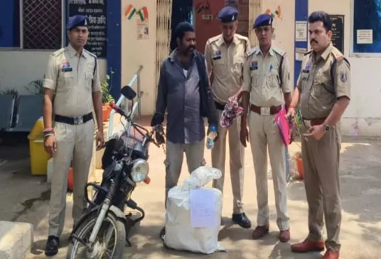रायपुर पहुंचने से पहले खुल गया गांजे का काला खेल! एक्सेल गाड़ी में छिपाकर ले जा रहा था लाखों का माल, पुलिस ने रास्ते में दबोचा