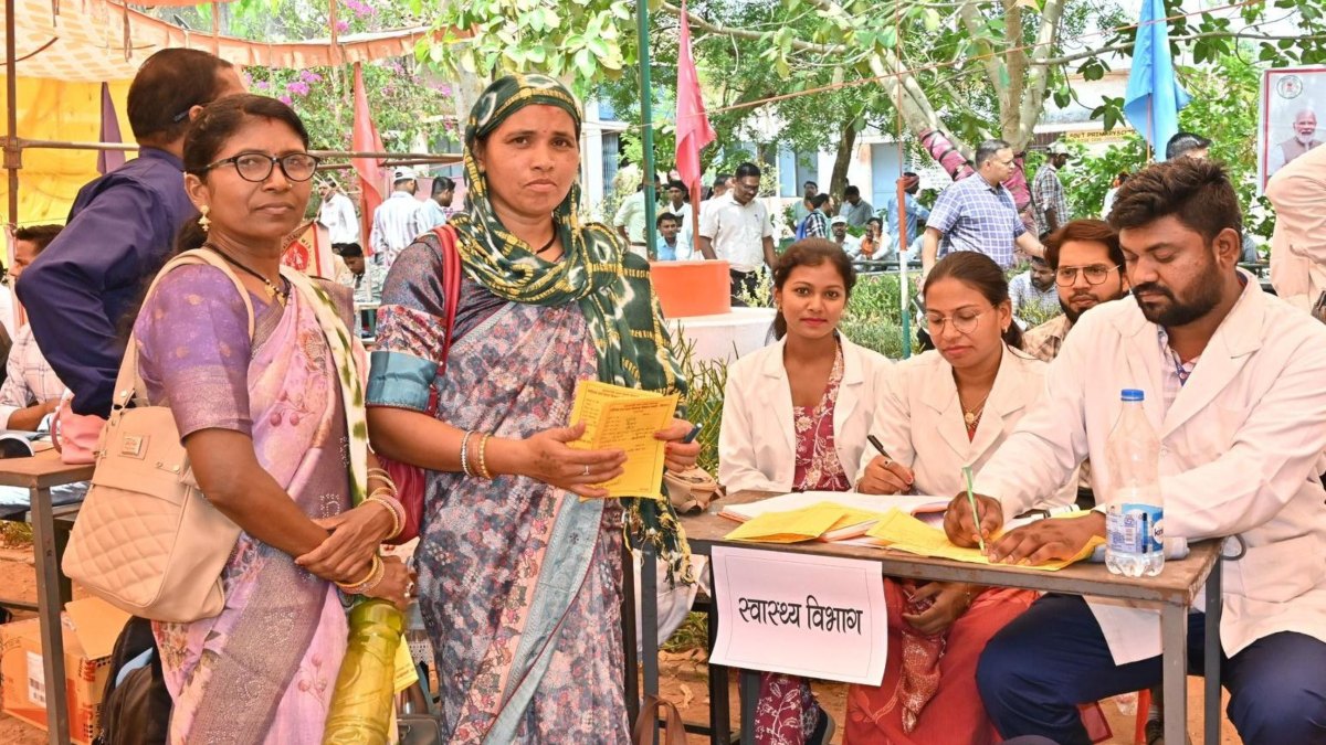 गांव में लगा शिविर या चमत्कार? 314 शिकायतें पहुंचीं और घंटों में सैकड़ों का निपटारा… बदलती तस्वीर ने सबको चौंकाया