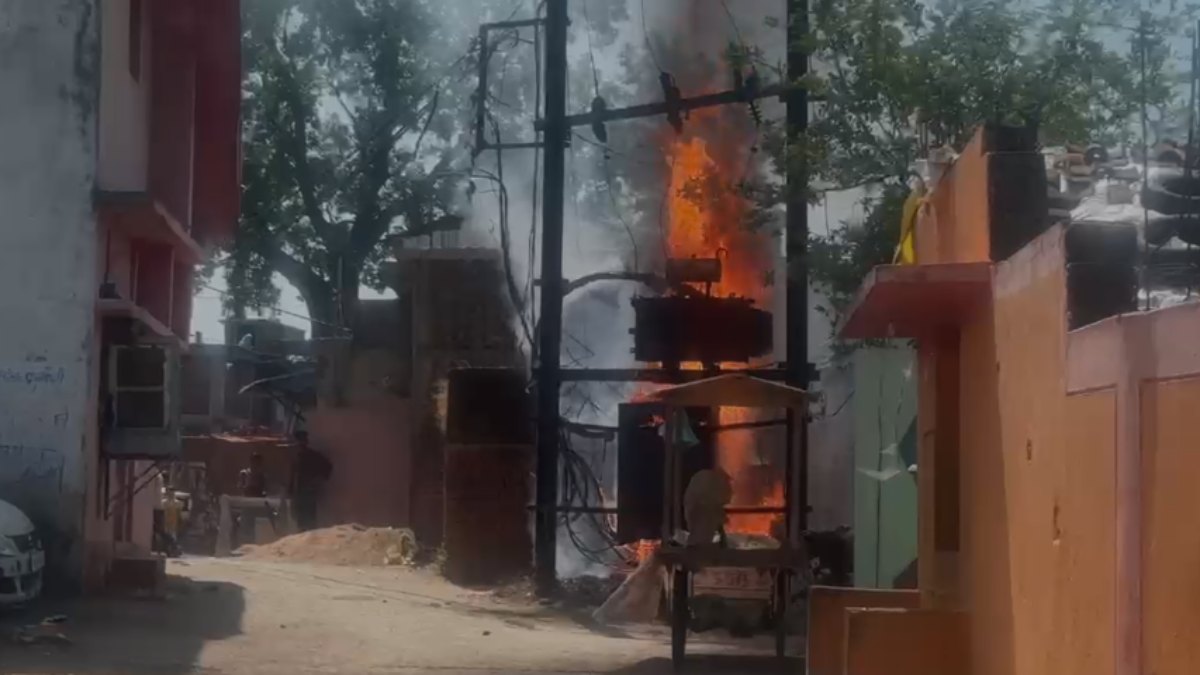 चंद सेकंड में उठी आग की लपटें, आसमान में काला धुआं… क्या यह सिर्फ शॉर्ट सर्किट था या किसी बड़े खतरे का संकेत? गांव में मचा हड़कंप