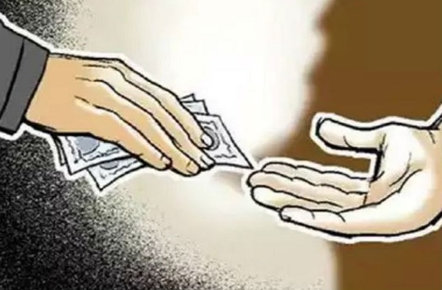 रिश्वतखोरी का खेल बेनकाब: खसरा सुधार के नाम पर किसान को बनाया शिकार! ‘60 हजार दो तभी होगा काम’, फिर ACB ने दफ्तर में दबोचा सरकारी बाबू
