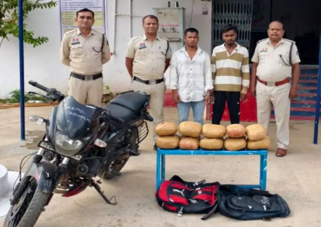 पिट्ठू बैग में छिपा था मौत का सामान! सुनसान रास्ते पर पुलिस ने रोकी बाइक, खुलते ही उड़ गए होश