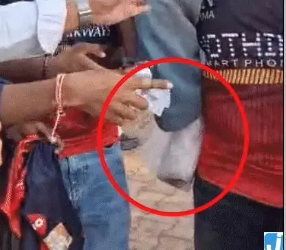 टूटे पैर के बावजूद स्टेडियम पहुंचा फैन! IPL मैच में दीवानगी का ऐसा नजारा जिसने सबको चौंका दिया
