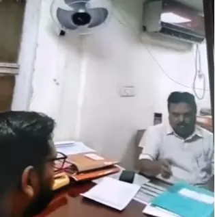 चीफ इंजीनियर के कमरे के बगल में नोटों का खेल! रायपुर में CSPDCL अफसर का VIDEO वायरल, विभाग में मचा हड़कंप चीफ इंजीनियर के कमरे के बगल में नोटों का खेल! रायपुर में CSPDCL अफसर का VIDEO वायरल, विभाग में मचा हड़कंप