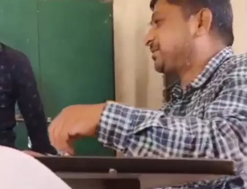 टेबल के नीचे चल रहा था रिश्वत का खेल! किसान ने चुपके से बनाया वीडियो, वायरल होते ही पटवारी सस्पेंड