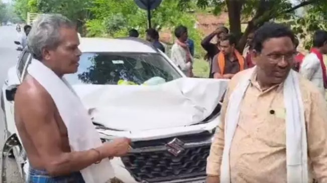 आधी रात सड़क पर गूंजी टक्कर की भयावह आवाज… दो कारें बनीं मलबा, एक की मौके पर मौत, 4 जिंदगी और मौत के बीच जंग