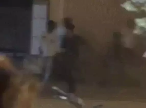 गर्लफ्रेंड को लेकर बुलाया, फिर दोस्तों संग बरसा दिया कहर! कैफे में बिछा जाल, वायरल वीडियो ने खोल दी पूरी कहानी
