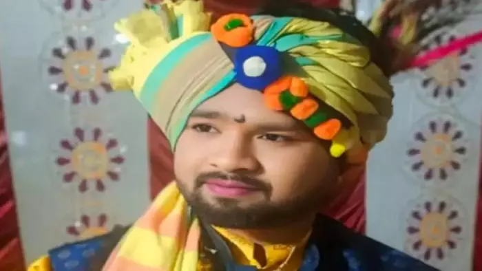 मंच पर बिखेरता था मुस्कान, रास्ते में थम गई सांसें! युवा लोक कलाकार की मौत के बाद परिवार पर टूटा एक और कहर