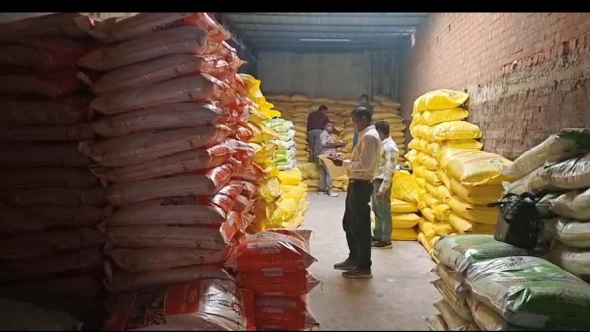 266 की यूरिया 850 में बेच रहा था व्यापारी… किसान बनकर पहुंचे अफसर ने खोला ऐसा राज, मच गया हड़कंप