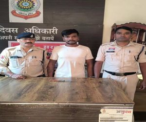 कॉलेज के पास चाकू लहराकर फैला रहा था दहशत! पुलिस पहुंची तो खुल गई पूरी कहानी, युवक गिरफ्तार