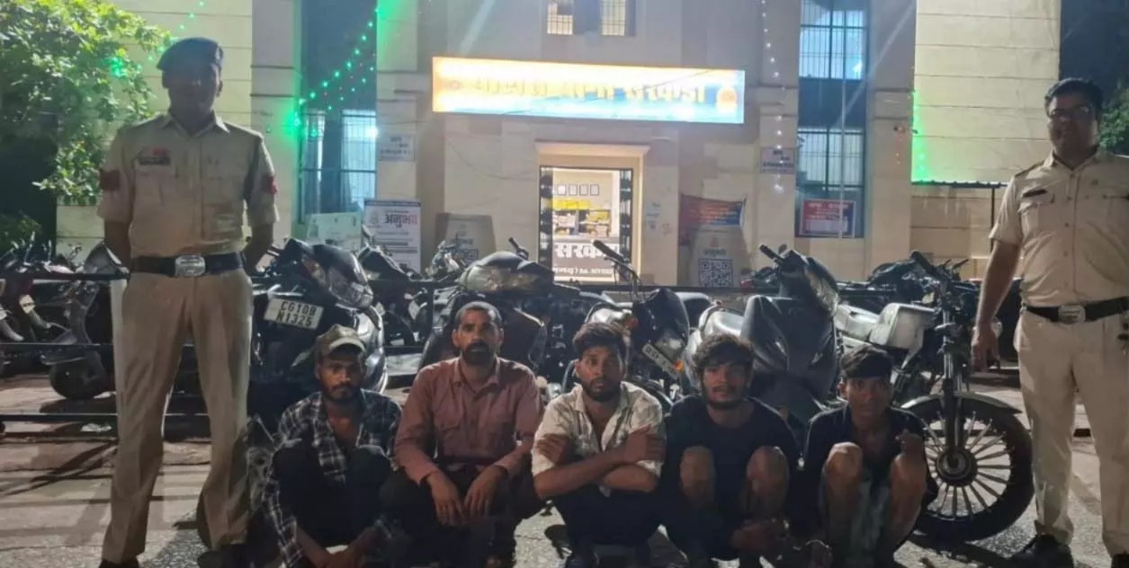 हर चोरी के बाद बच निकलते थे शातिर, लेकिन इस बार मोबाइल ऐप ने खोल दिया पूरा राज… 5 चोरी की बाइक-स्कूटी बरामद