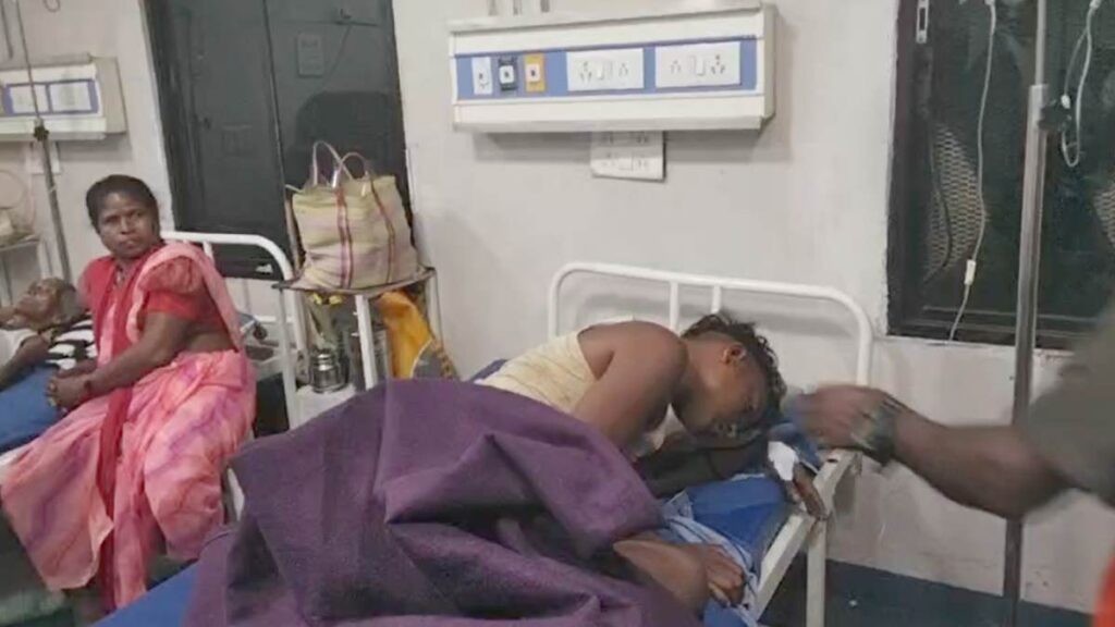 आसमान से गिरी मौत! साप्ताहिक बाजार में अचानक गूंजी गर्जना, एक महिला की गई जान, 10 लोग झुलसे