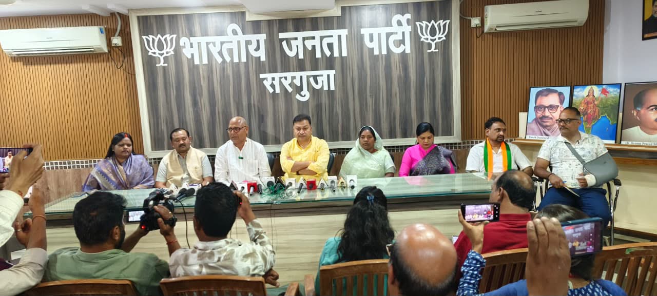 अम्बिकापुर में प्रेसवार्ता के दौरान बोले भाजपा संभाग प्रभारी, गरीब कल्याण से लेकर वैश्विक नेतृत्व तक हर क्षेत्र में देश ने रचा नया इतिहास
