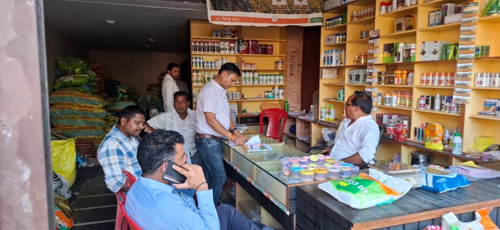खाद के नाम पर चल रहा था बड़ा खेल? छापे में खुली परतें, 1500 से ज्यादा बोरी जब्त, कई दुकानों पर गिरी गाज